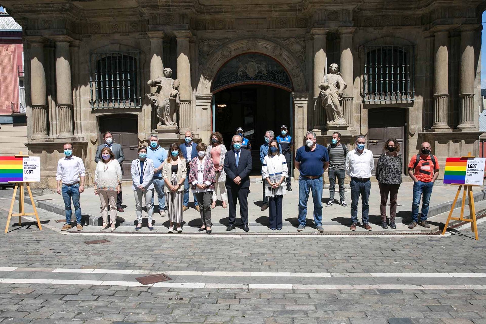 El Ayuntamiento se ha concentrado en la Plaza Consistorial con motivo del Día Internacional del Orgullo LGTBI
