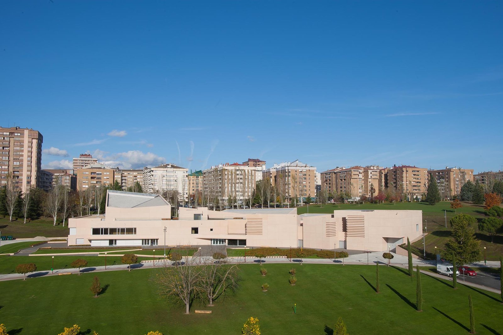 Un convenio entre el Ayuntamiento y el Museo Universidad de Navarra permite cada miércoles a los residentes en Pamplona visitar sus exposiciones de manera gratuita