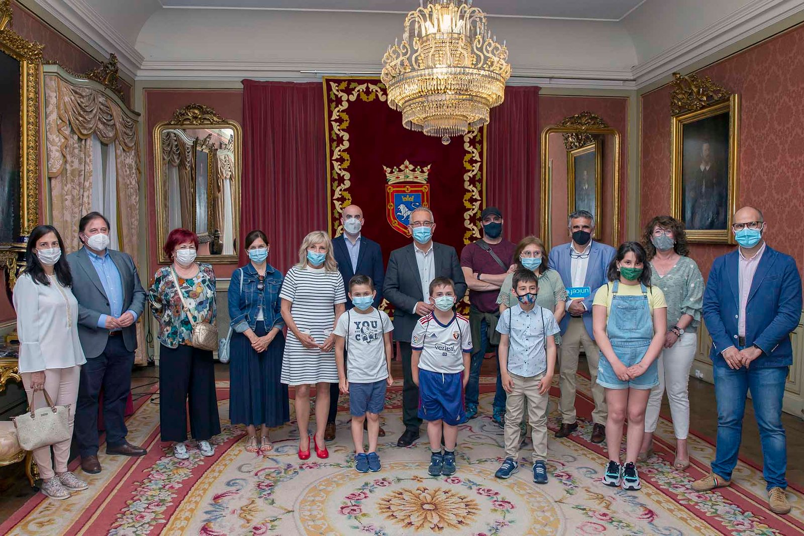 Minicontenedores de reciclaje tamaño infantil y un mural de un árbol con los Objetivos de Desarrollo Sostenible, ideas para mejorar la ciudad de los niños y niñas de COworkids