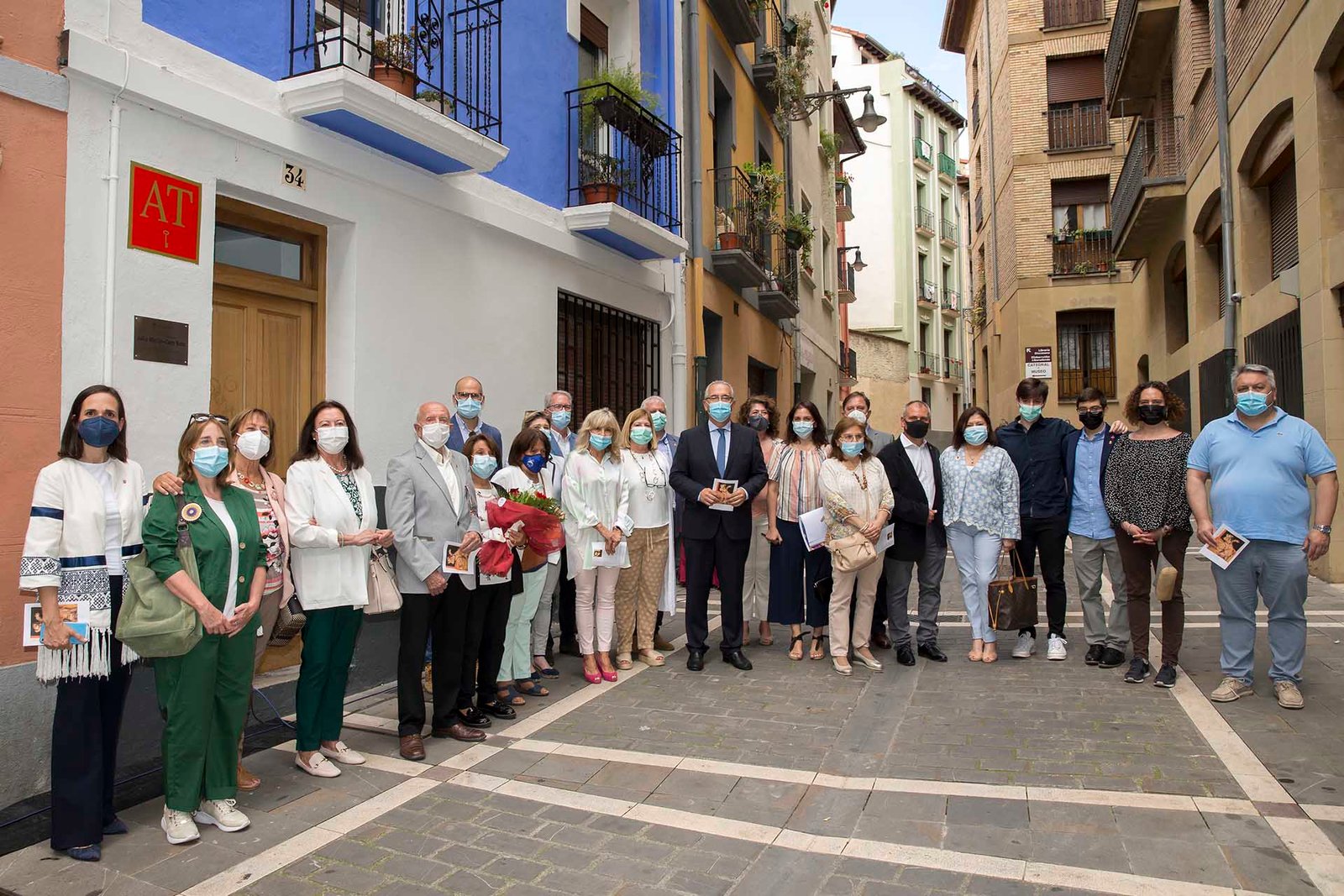 El Ayuntamiento homenajea al pintor pamplonés Julio Martín-Caro Soto con la colocación de una placa en la calle Dormitalería, lugar en el que nació y vivió