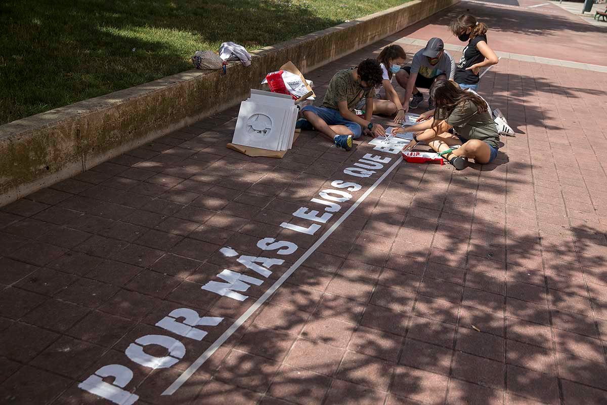 Estudiantes de Secundaria de La Compasión-Escolapios ofrecen al vecindario de Rochapea ‘versos al paso’ en una intervención literaria efímera en el espacio público