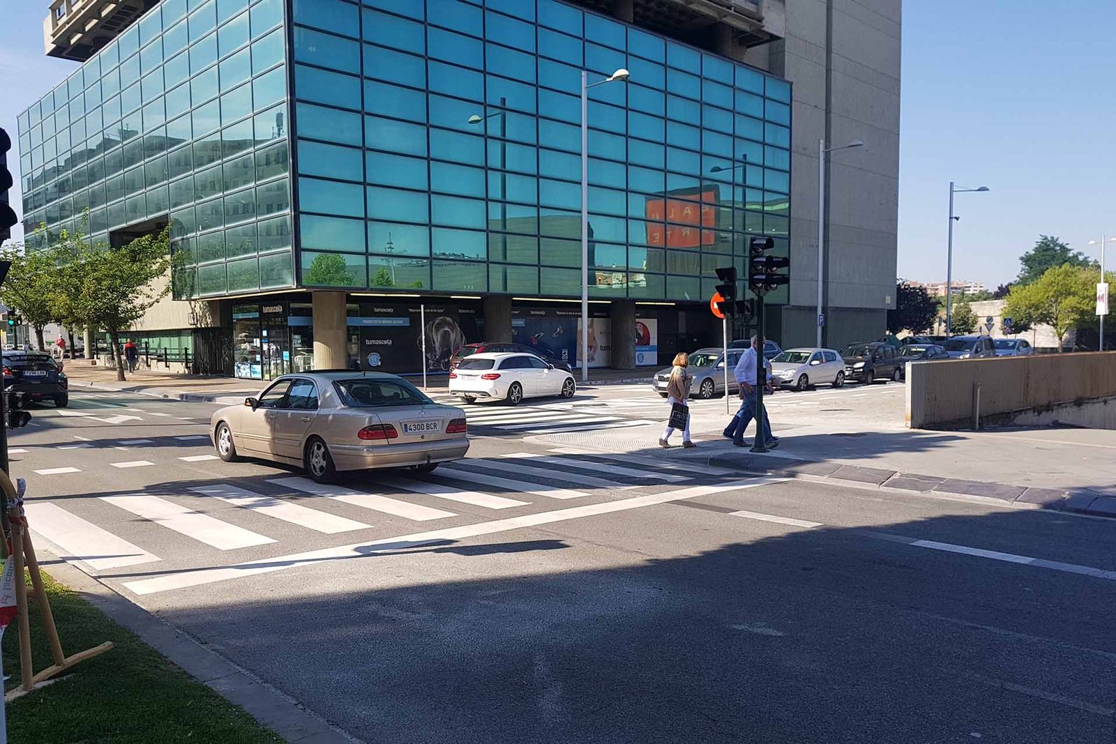 El Ayuntamiento de Pamplona pone hoy en funcionamiento un paso peatonal en la plaza de Baluarte y conecta los carriles bici de avenida del Ejército y Yanguas y Miranda