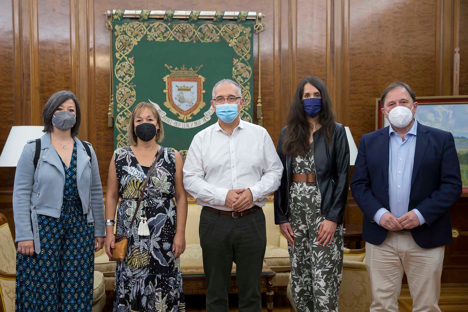 El alcalde de Pamplona recibe a representantes del C. P. Doña Mayor de Navarra que ha trabajado un proyecto sobre la ciudad y la Comparsa de Gigantes y Cabezudos