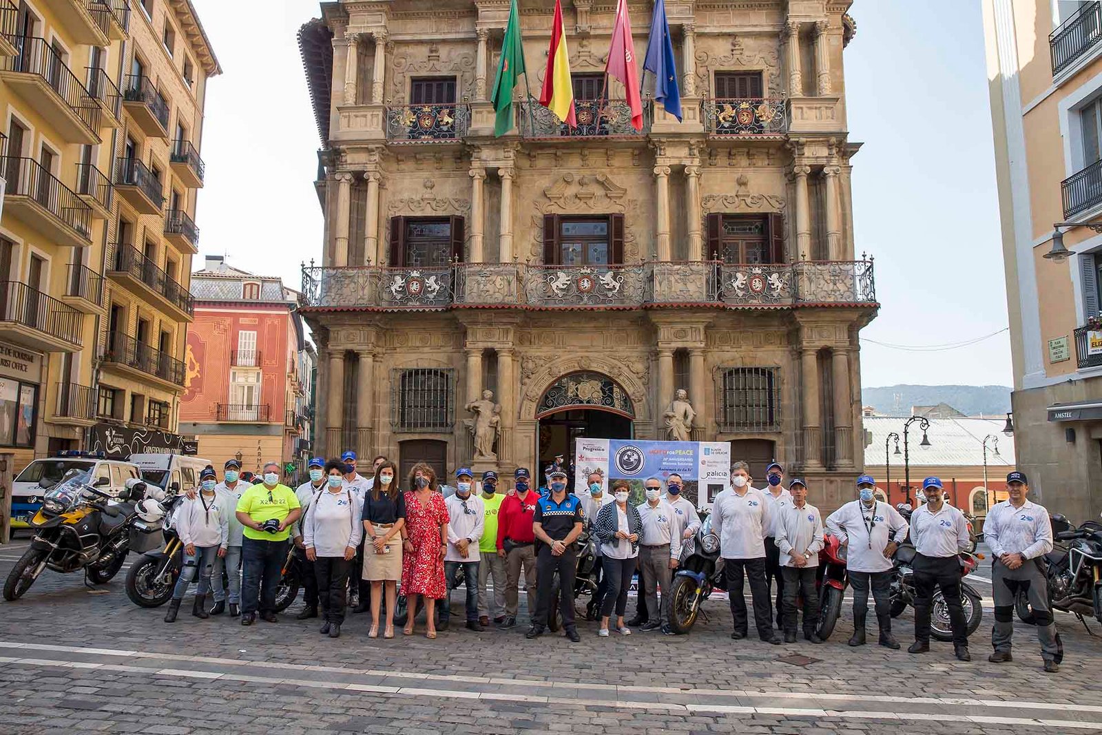 El Ayuntamiento de Pamplona recibe a la ONG Moto for Peace, formada por policías de 10 países europeos, que están realizando el Camino de Santiago