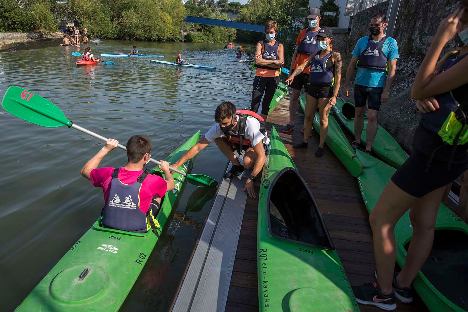 La Escuela municipal ‘Molino de Caparroso’ ofrece durante el verano cursos de piragüismo y Paddle Board en el río Arga