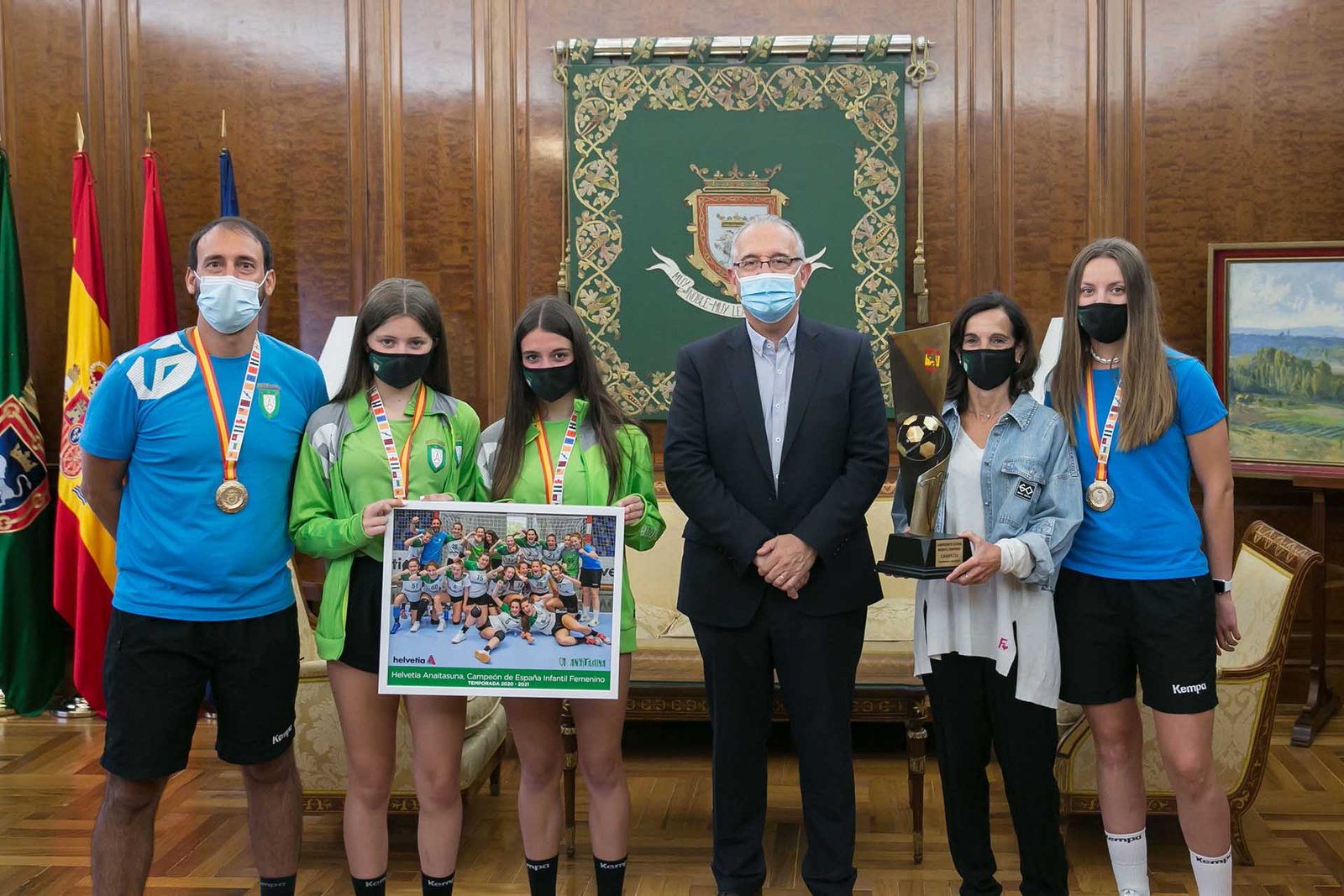 El alcalde de Pamplona recibe al equipo infantil femenino de balonmano de la S.C.D.R. Anaitasuna, que ganó el Campeonato de España de su categoría el pasado junio