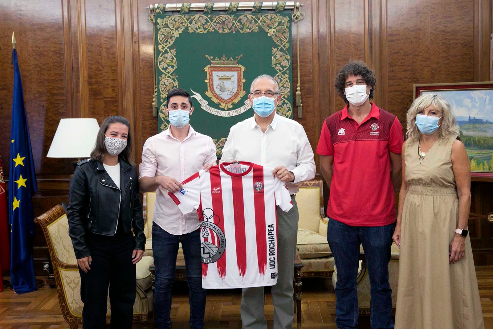 El alcalde de Pamplona recibe a los equipos senior masculino y femenino de hockey de la U.D.C. Rochapea que el próximo año competirán en la Liga Ok Plata