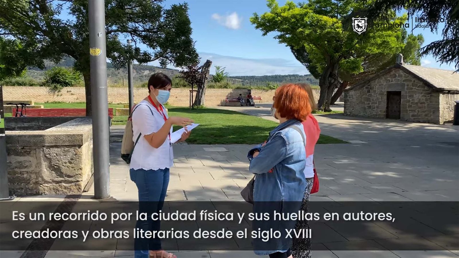 El Ayuntamiento ofrece hasta septiembre la oportunidad de dar paseos por dos pamplonas a la vez: la que se recorre cada día y la que se visita solo leyendo
