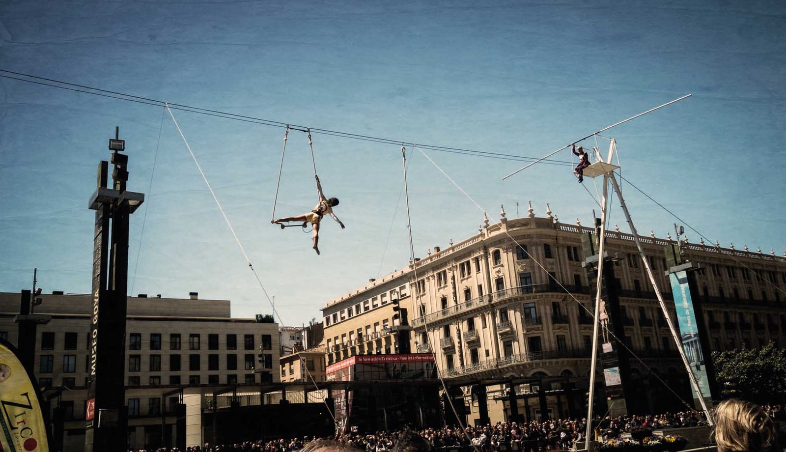 Equilibrios a 10 metros de altura y un homenaje a las artes circenses desde un punto de vista poético, elementos de los espectáculos de jueves y viernes en el Festival de las Murallas