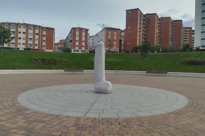 El Ayuntamiento de Pamplona retira una gran escultura fálica que ha aparecido esta mañana en la plaza peatonal ubicada entre la avenida de Cataluña y la calle Tajonar