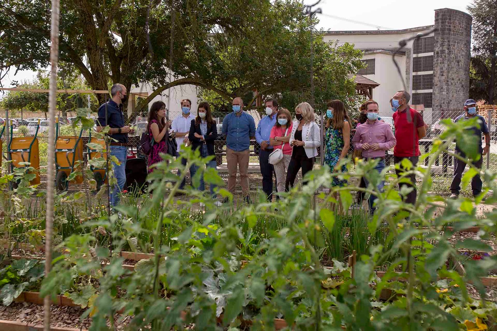 El espacio público de las huertas de Etzabakoitz estrena un cenador realizado por la Escuela Taller de Montaje de Muebles y Trasformación de la madera