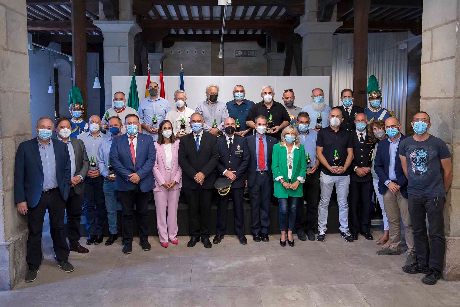 El Ayuntamiento de Pamplona homenajea a los 25 policías municipales jubilados durante los dos últimos años con motivo de la festividad de San Miguel, patrón del Cuerpo