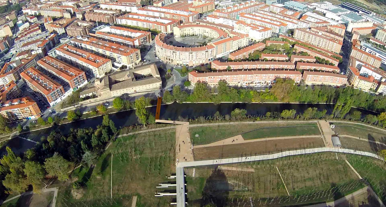 El Ayuntamiento invierte 2,3 millones de euros en la urbanización de la II fase del parque de Aranzadi que incluye plaza central, conexiones entre pasarelas y nuevos caminos
