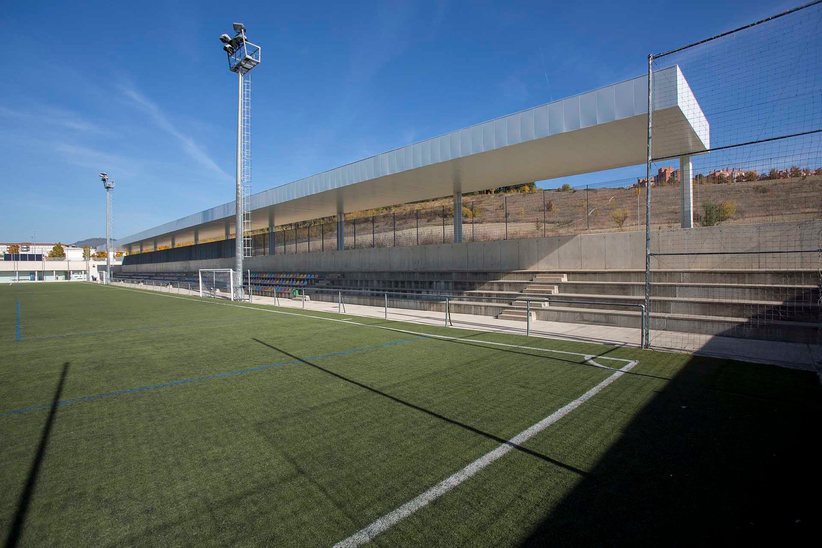 El campo municipal de fútbol de Lezkairu completa la cubrición de su grada lateral que cuenta con 432 asientos