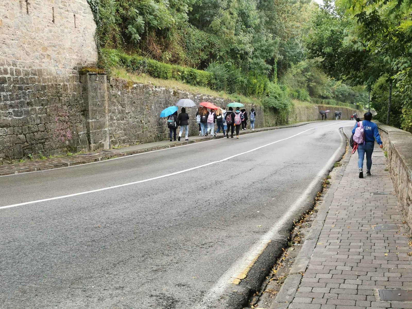 Las obras de contención del talud entre el puente de Curtidores y los corrales de Santo Domingo repararán las grietas de la calzada y las filtraciones de agua del muro sur