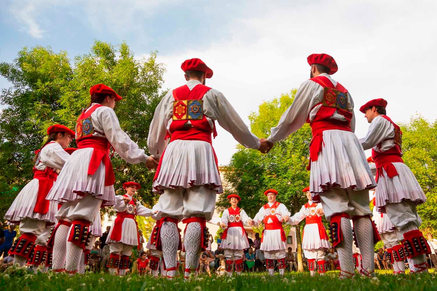 La plaza de los Burgos acoge los sábados 6 y 13 de noviembre sendos festivales organizados por Duguna Taldea con la participación de otros grupos de dantzas