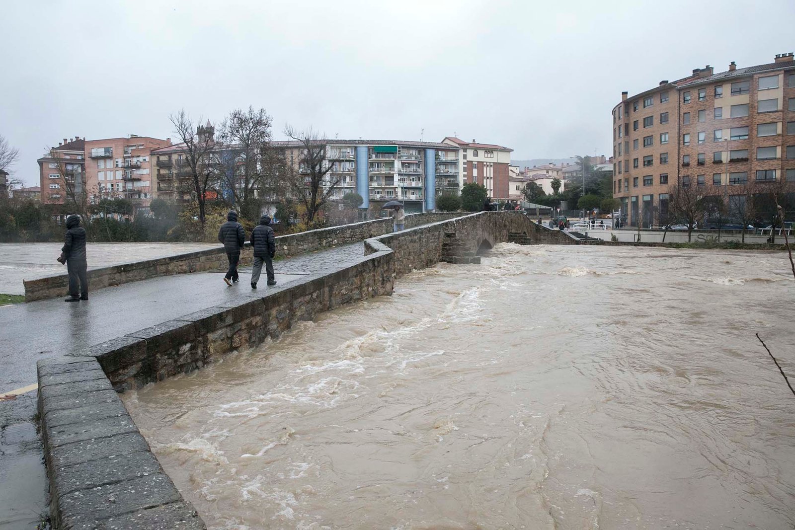 Pamplona mantiene el nivel de alerta por la crecida del río Arga, pero se estabiliza la situación