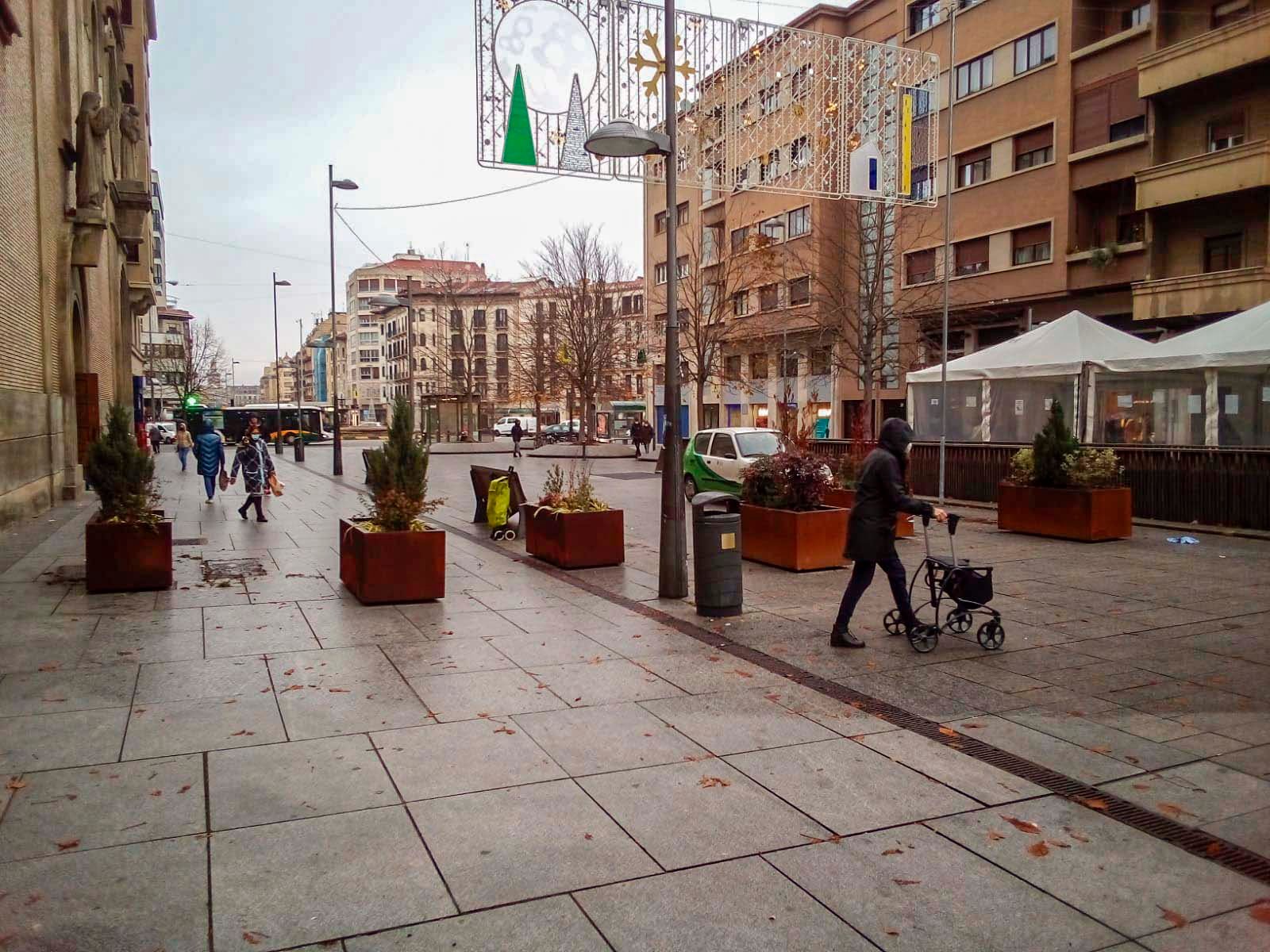 Pamplona actualiza las jardineras de la avenida Carlos III de la mano de la Escuela Taller