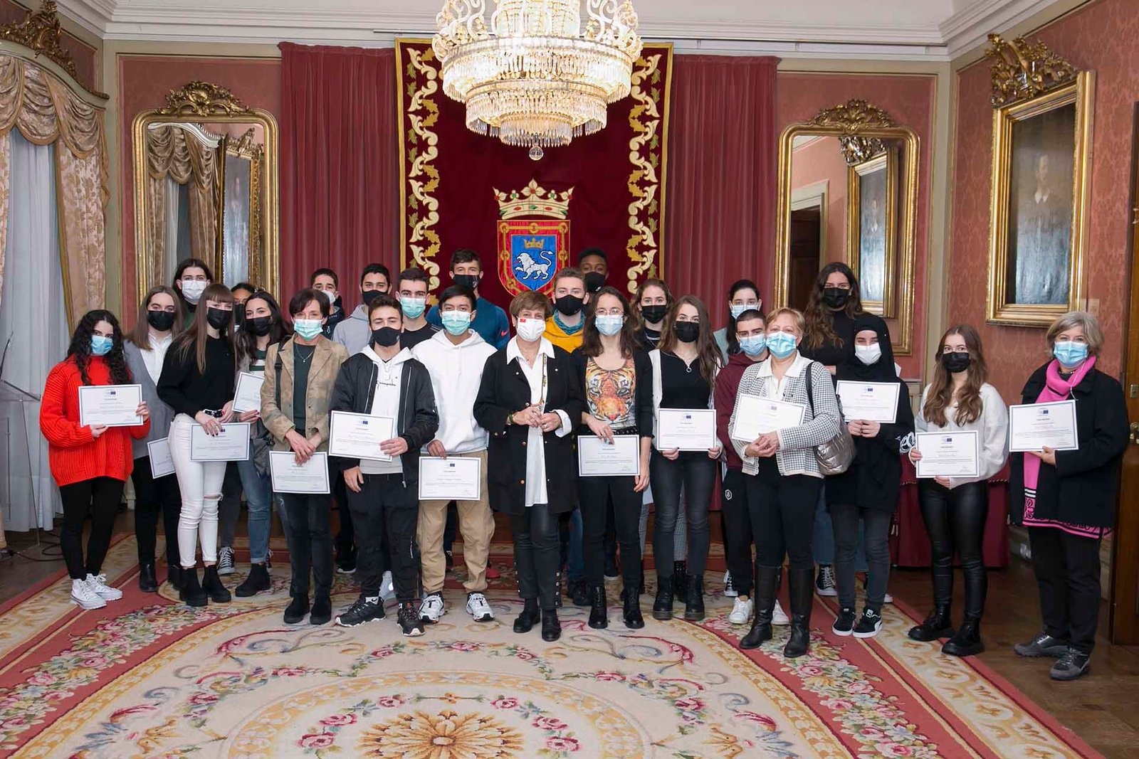 La Casa Consistorial recibe a medio centenar de estudiantes y profesores pamploneses que han sido nombrados embajadores de un programa del Parlamento Europeo