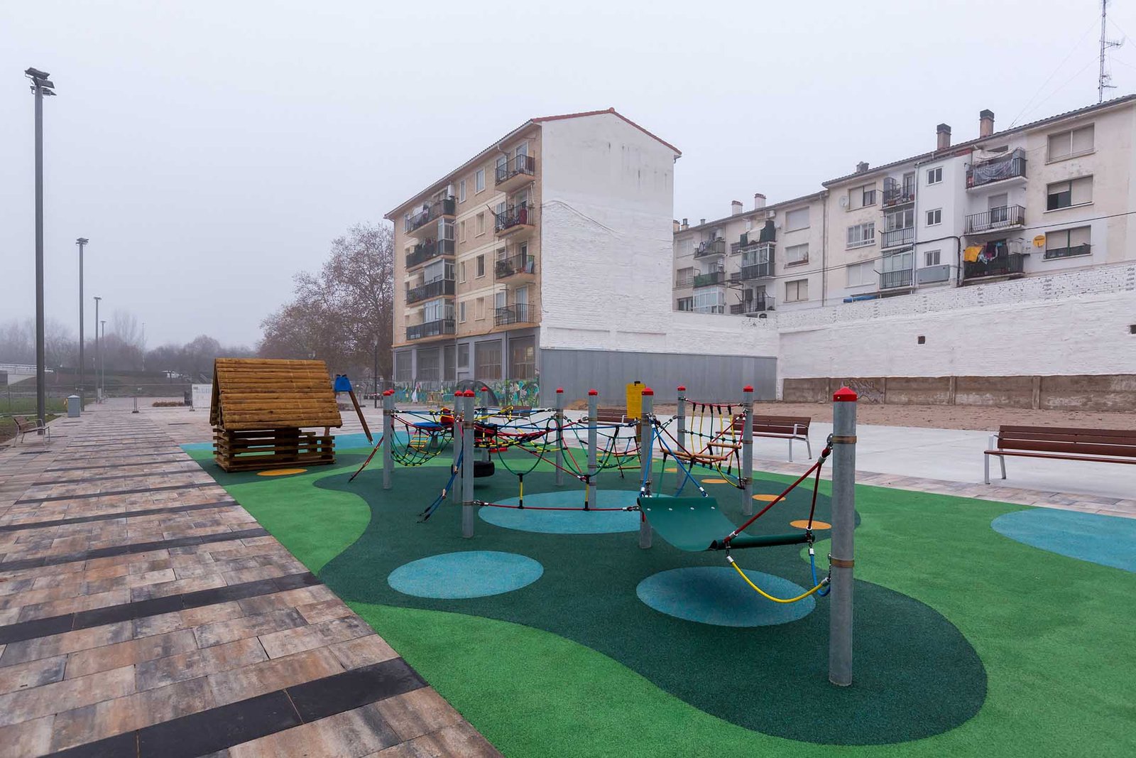 El derribo de las antiguas ‘Casas de Gridilla’ y la urbanización del entorno completa los 10.000 metros cuadrados del nuevo parque de San Jorge