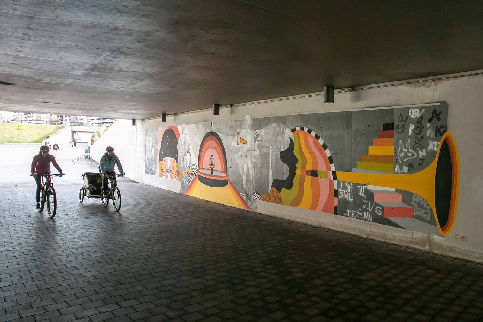 Un mural de 50m2, basado en la técnica del collage y realizado por alumnado de Secundaria y artistas de la ciudad, recuerda que ‘Pamplona no se construyó en un día’