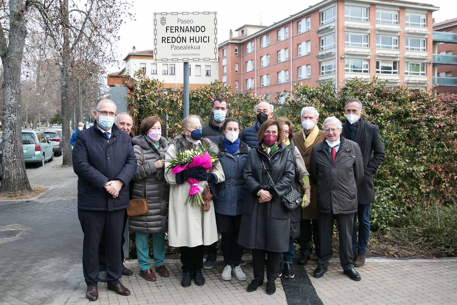 El paseo Fernando Redón Huici cuenta desde hoy con una placa que conmemora la figura de un arquitecto que firmó algunos de los edificios más relevantes de Pamplona