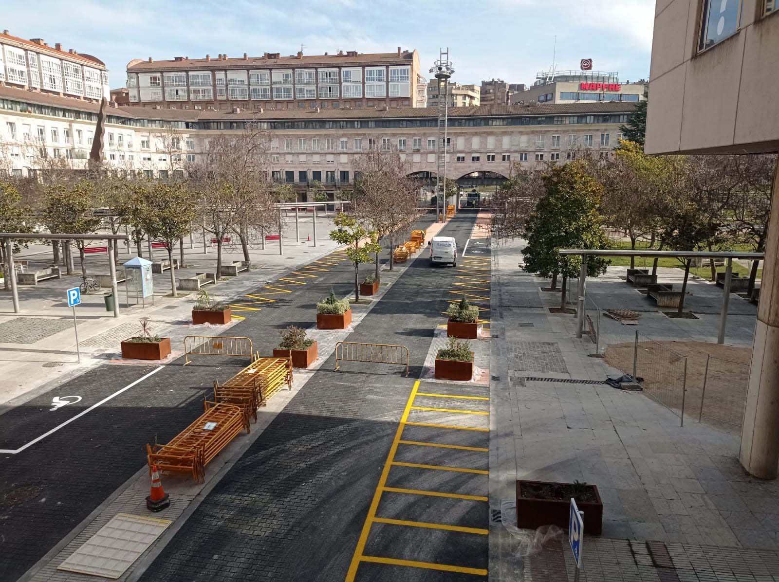 Esta tarde se reabre al tráfico el tramo de la calle La Rioja en la plaza de Yamaguchi tras las obras para elevar la calzada y potenciar la continuidad peatonal con el parque
