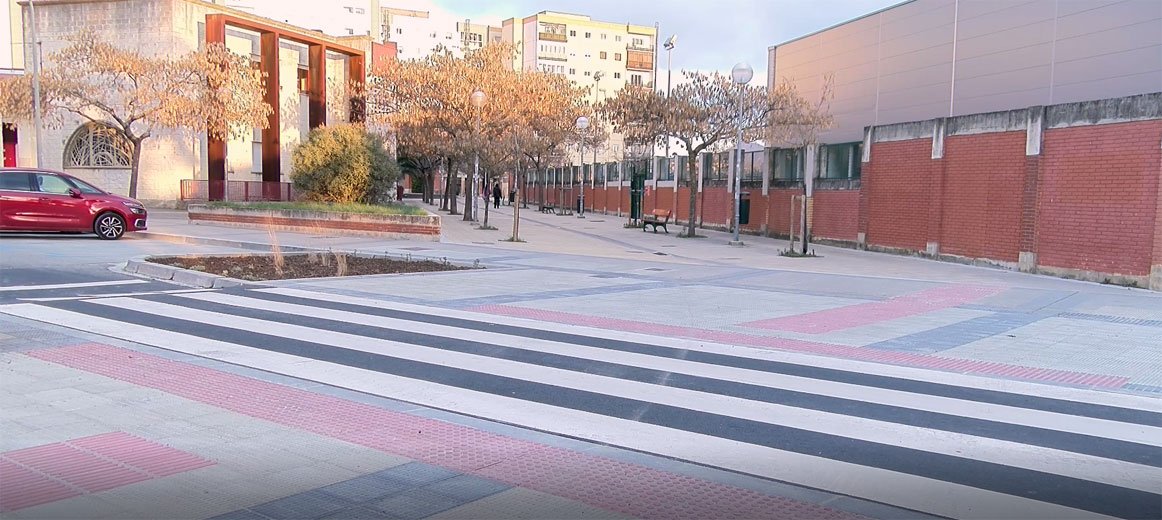 El entorno de la calle Ezcaba de la Txantrea mejora sus condiciones de movilidad con la ampliación de los espacios peatonales y un nuevo tramo de carril bici