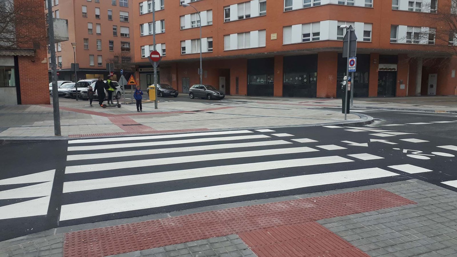 Ampliadas las aceras de la intersección de las calles Doctor Juaristi y Sanduzelai en San Jorge para mejorar la seguridad y los itinerarios peatonales