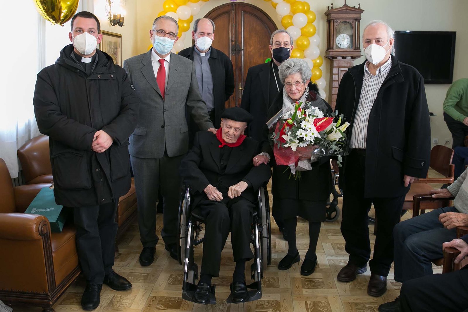 El alcalde felicita al sacerdote Cesáreo Espinal Zaratiegui por su centésimo cumpleaños