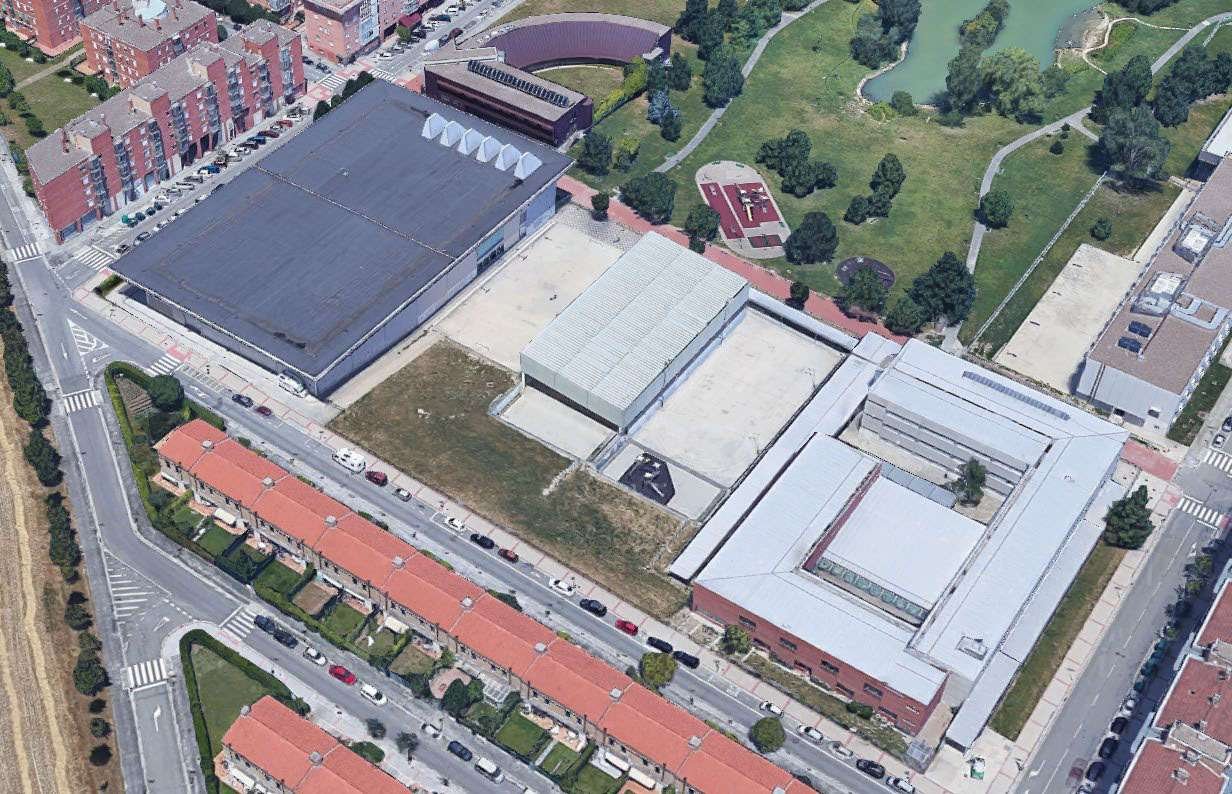 El Ayuntamiento de Pamplona renovará la cubierta de la pista polideportiva central del patio que comparten los colegios públicos Mendigoiti y El Lago en Mendillorri
