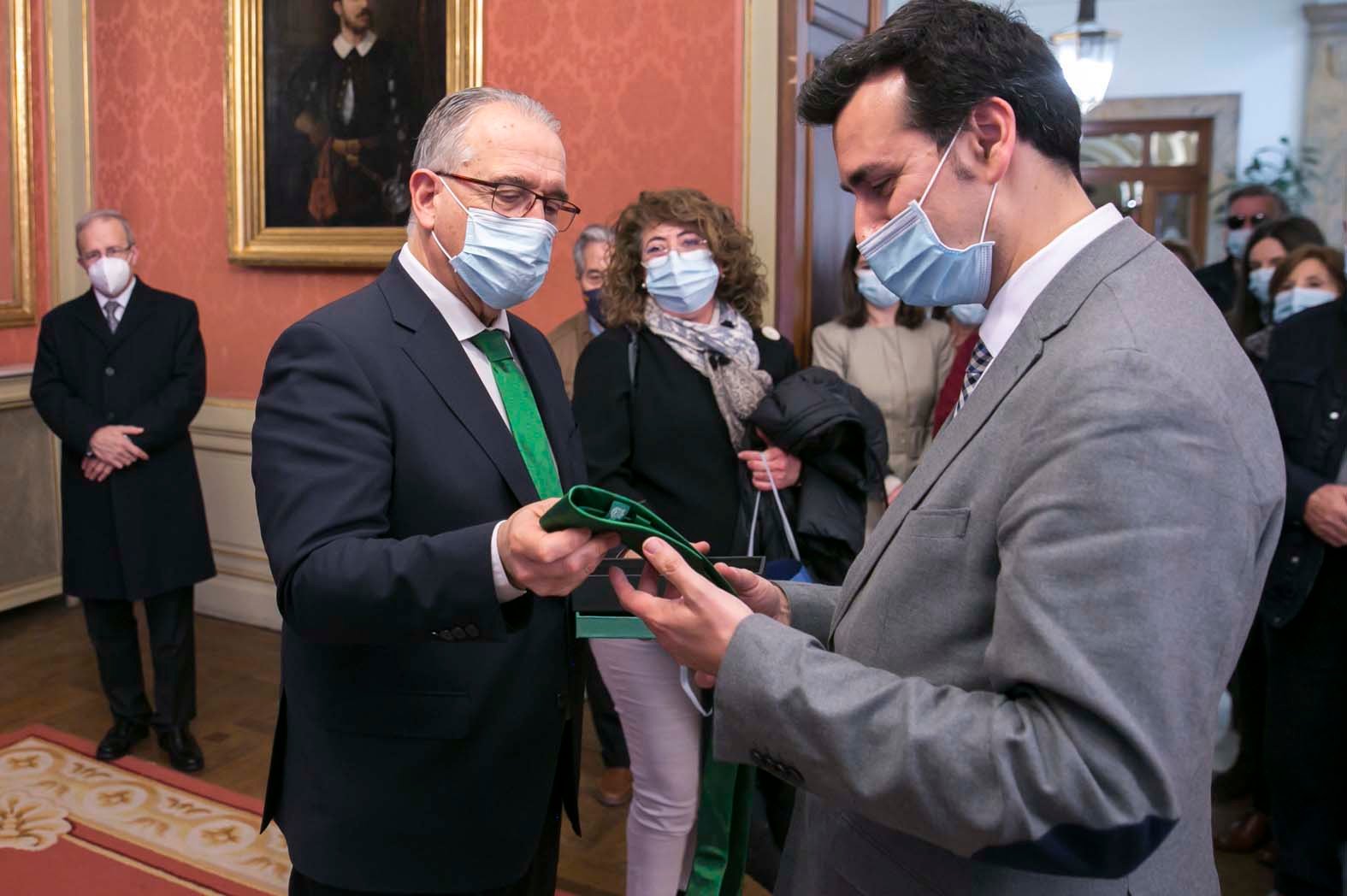 El alcalde de Pamplona conoce la Semana Santa del pueblo vallisoletano de Medina de Rioseco