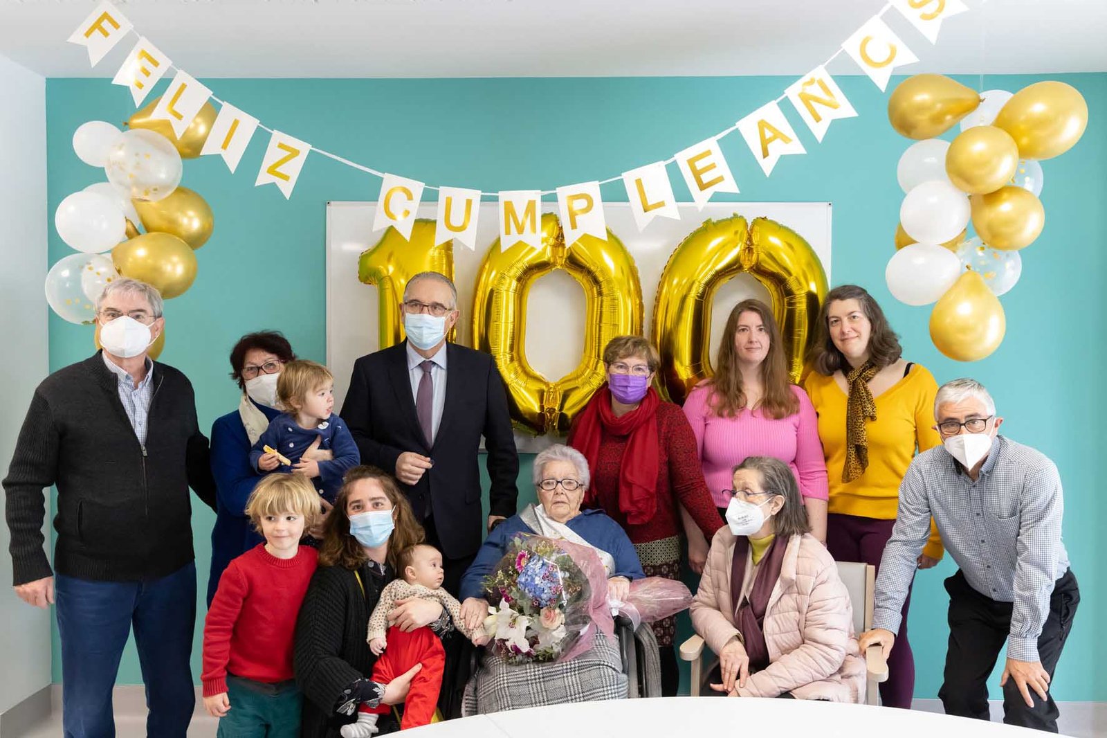 El alcalde de Pamplona felicita a Ana Eraúl Palacios, que hoy cumple cien años