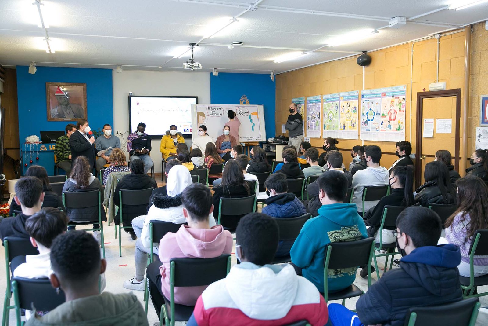 Educando contra la discriminación racial: seis personas de diferentes culturas explican a los alumnos y alumnas del IES Julio Caro Baroja cómo afrontar actitudes racistas