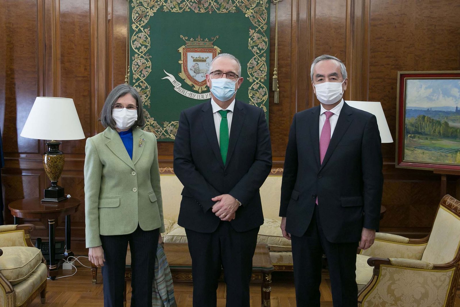 El alcalde de Pamplona recibe al embajador de Japón en España