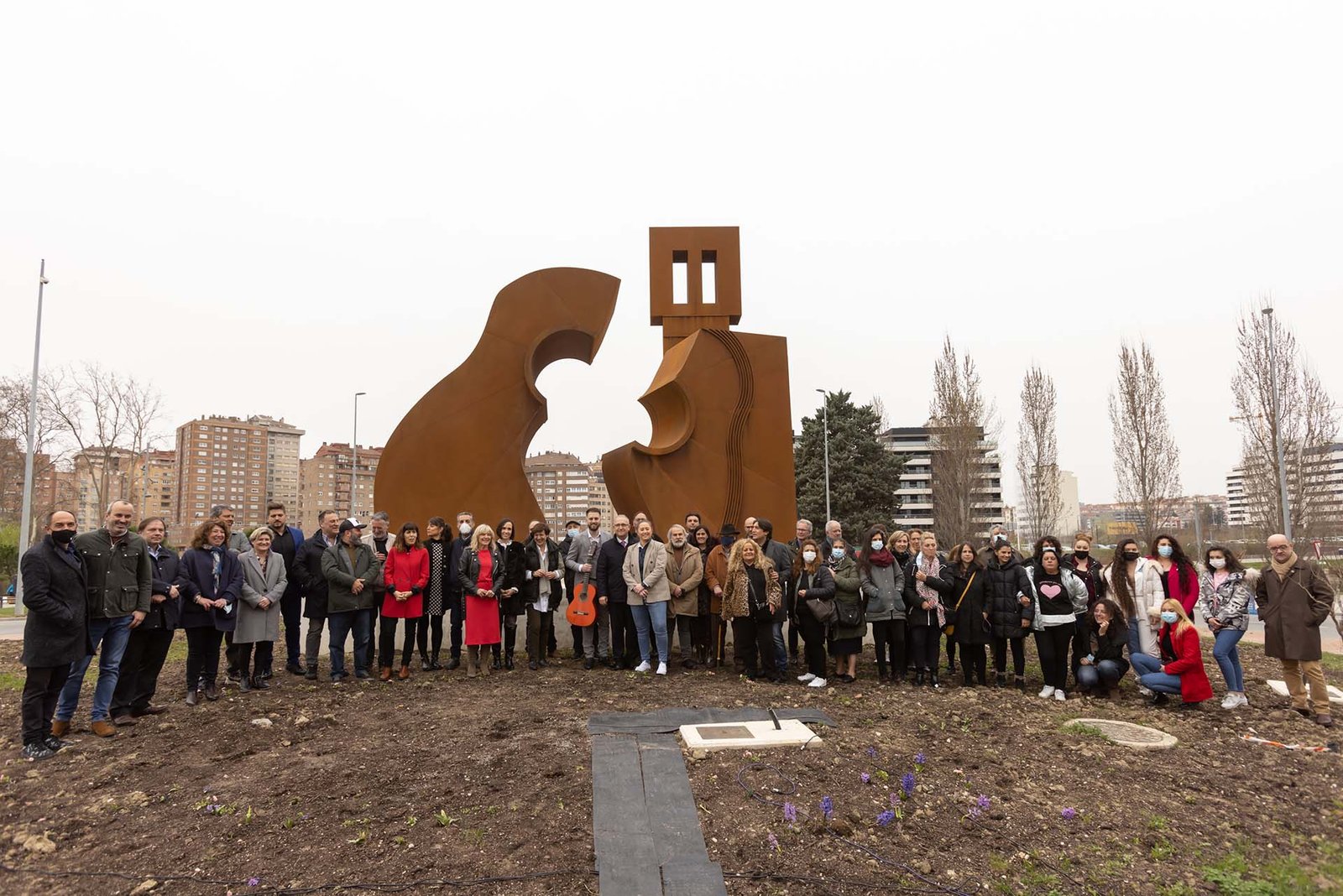 La ciudad rinde homenaje al guitarrista gitano Sabicas con la inauguración de un grupo escultórico en el día que Agustín Castellón Campos hubiera cumplido 110 años