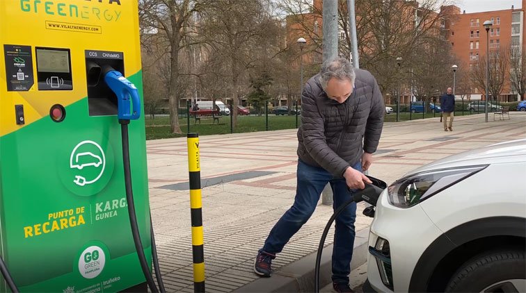 Pamplona es la quinta ciudad del país en número de plazas para la recarga de coches eléctricos, solo superada por Madrid, Barcelona, Bilbao y Valencia