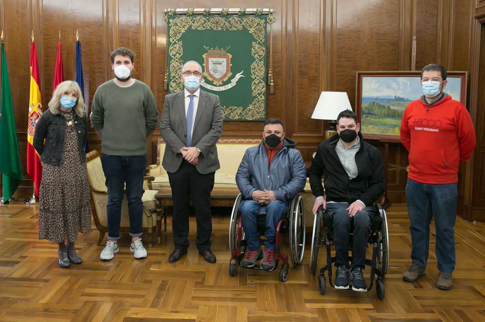 El alcalde recibe a representantes del ‘C.D. Baloncesto en Silla de Ruedas Navarra’, el primer club deportivo de la comunidad destinado exclusivamente al deporte adaptado