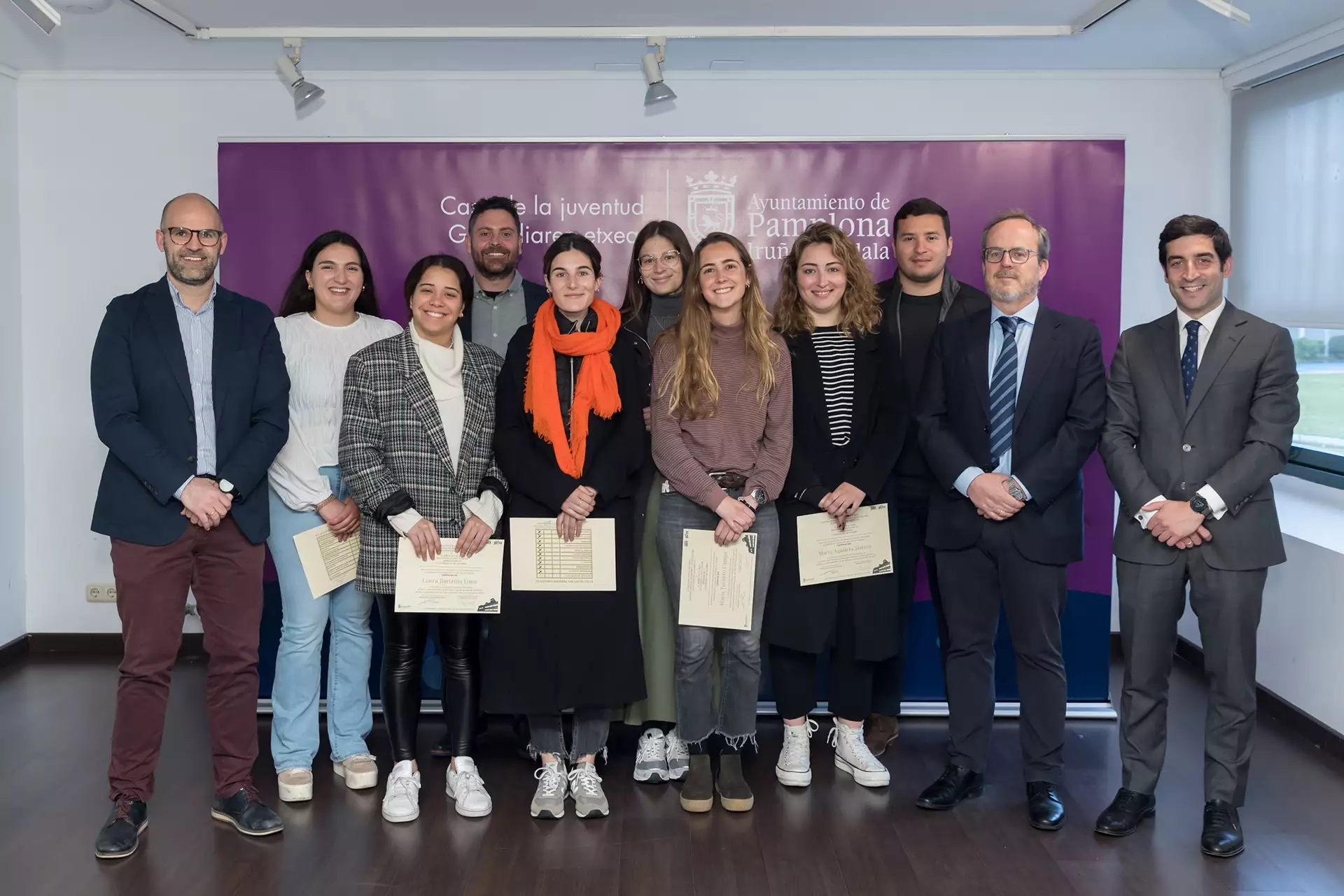 30 años de asesoría jurídica especializada para los jóvenes de Pamplona: alumnado de grado y máster recibe sus diplomas de prácticas en la Casa de la Juventud