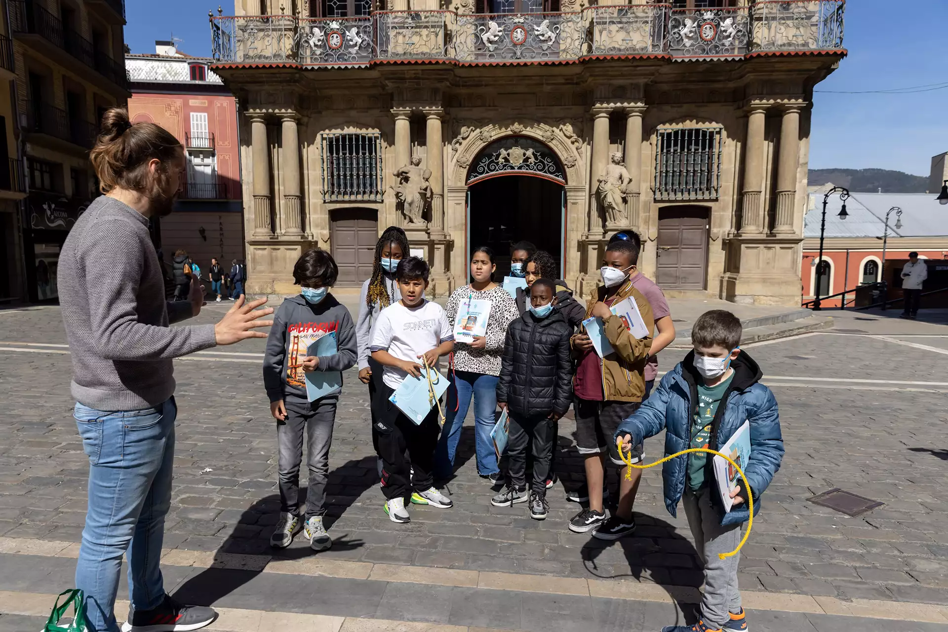 Más de 750 estudiantes de Primaria han descubierto las matemáticas escondidas en rincones y calles de Pamplona gracias a las rutas elaboradas por el Ayuntamiento y la UPNA