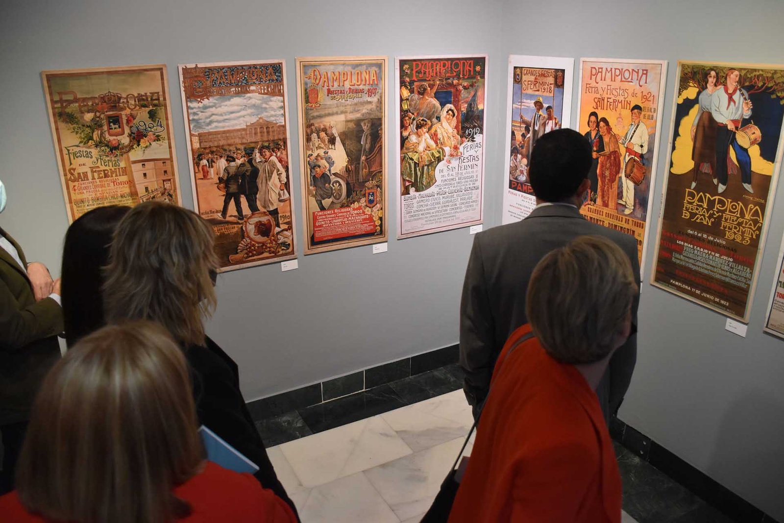 La exposición ‘Las Mujeres en los carteles de San Fermín’ recala en la ciudad alicantina de Alcoy