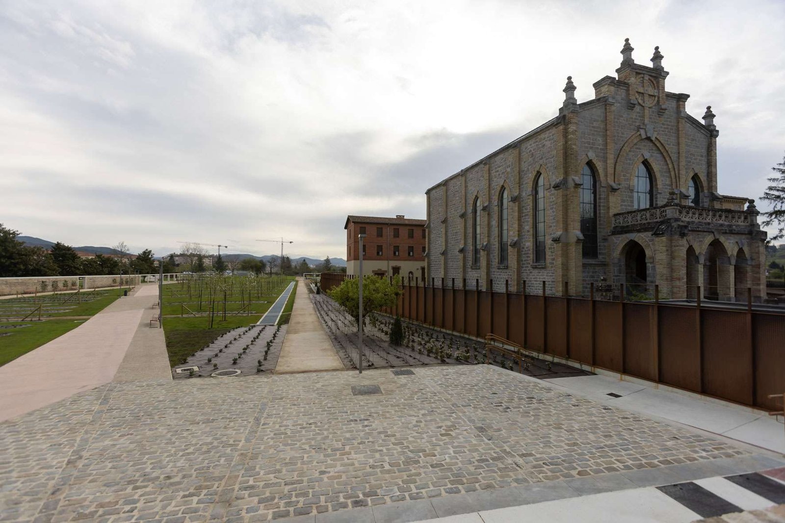 El nuevo parque Camino de Santiago renaturaliza la entrada sur de Pamplona con 24.000 metros cuadrados de jardines y vegetación