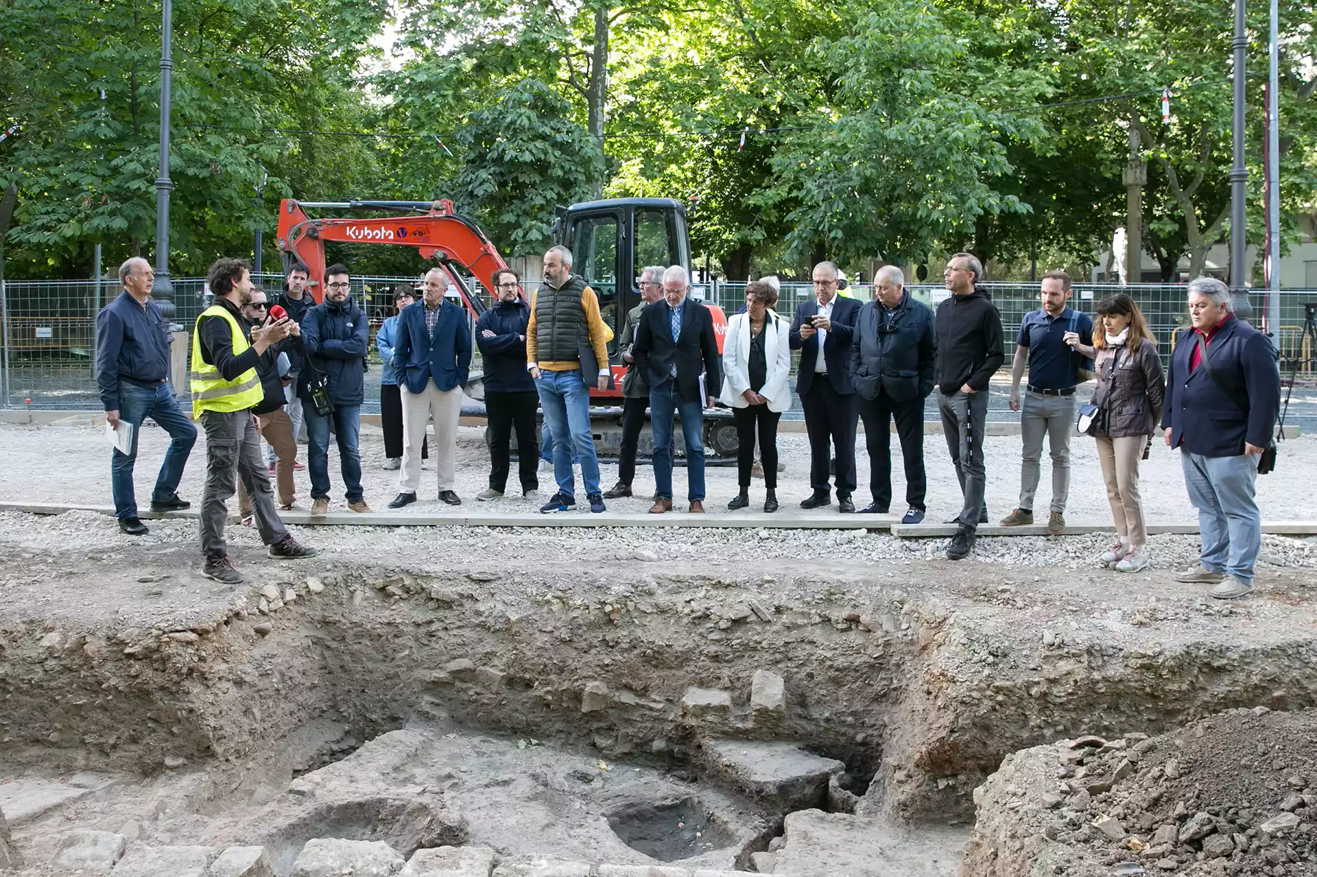 Las obras de peatonalización de la calle Bosquecillo sacan a la luz una treintena de enterramientos medievales y restos de una zona de fundición de campanas