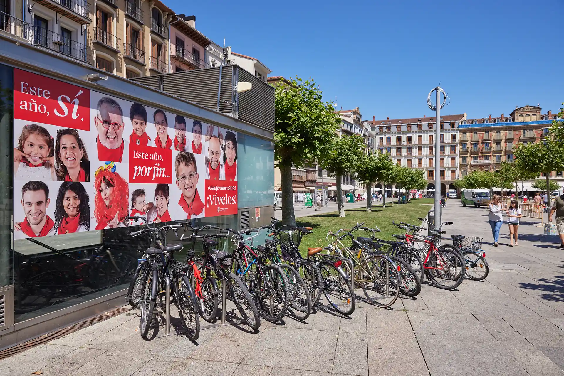 Fotografías de medio millar de pamploneses y pamplonesas vestidos de blanco y rojo adornarán la ciudad en las fiestas de San Fermín