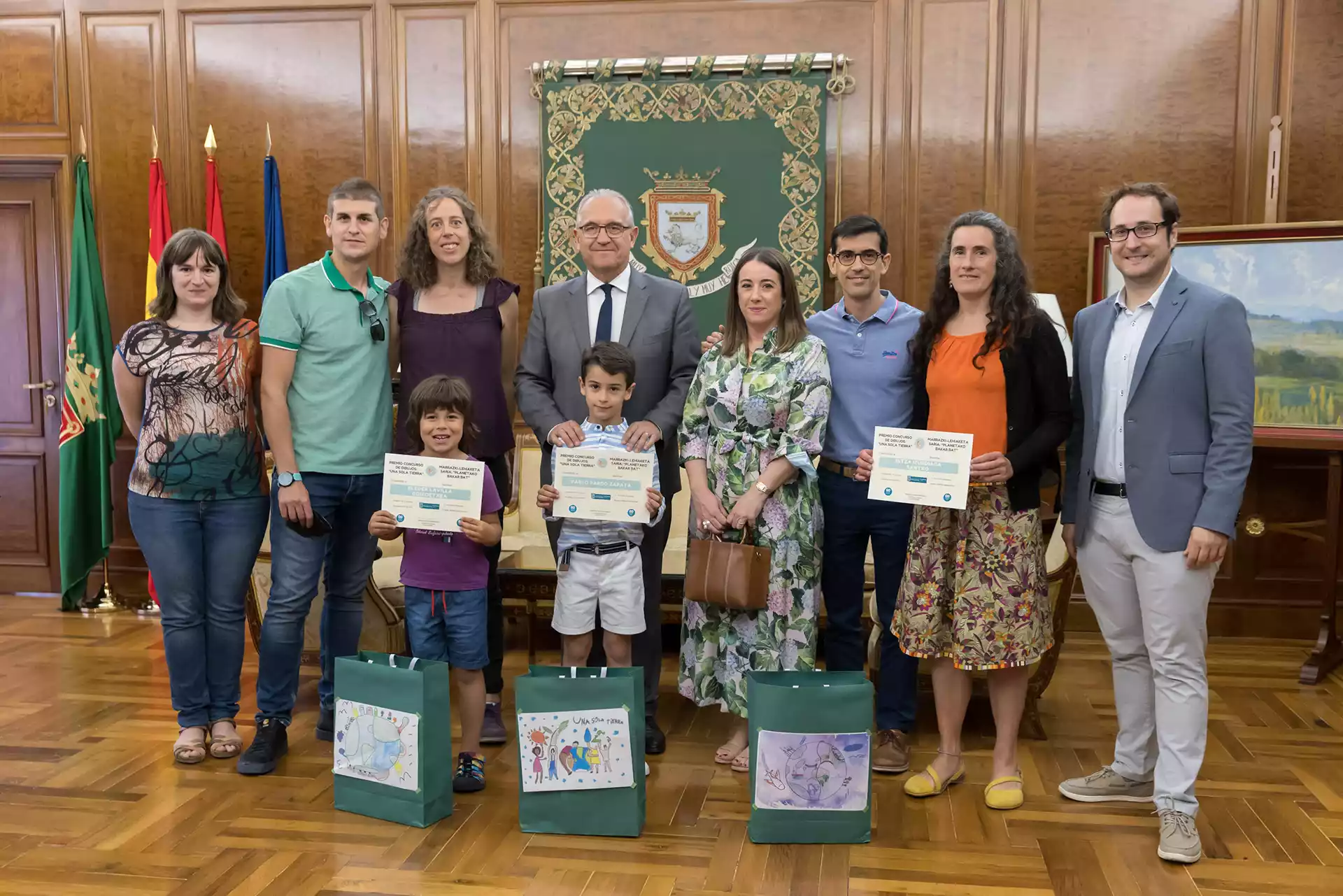 El alcalde de Pamplona entrega los premios del concurso infantil de dibujo ‘Una sola tierra’, organizado por el Ayuntamiento en torno al Día Mundial del Medio Ambiente