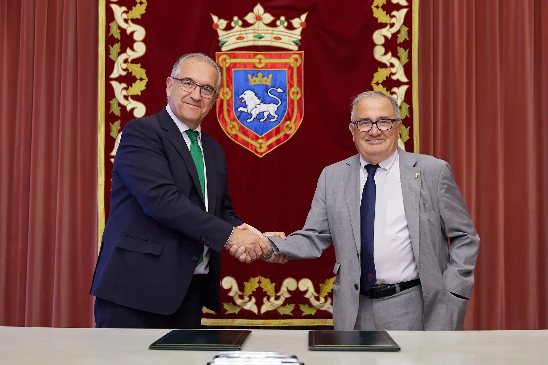 Ayuntamiento de Pamplona y C.A. Osasuna firman un convenio de patrocinio a tres años para la promoción de la imagen de la ciudad y de los valores del deporte