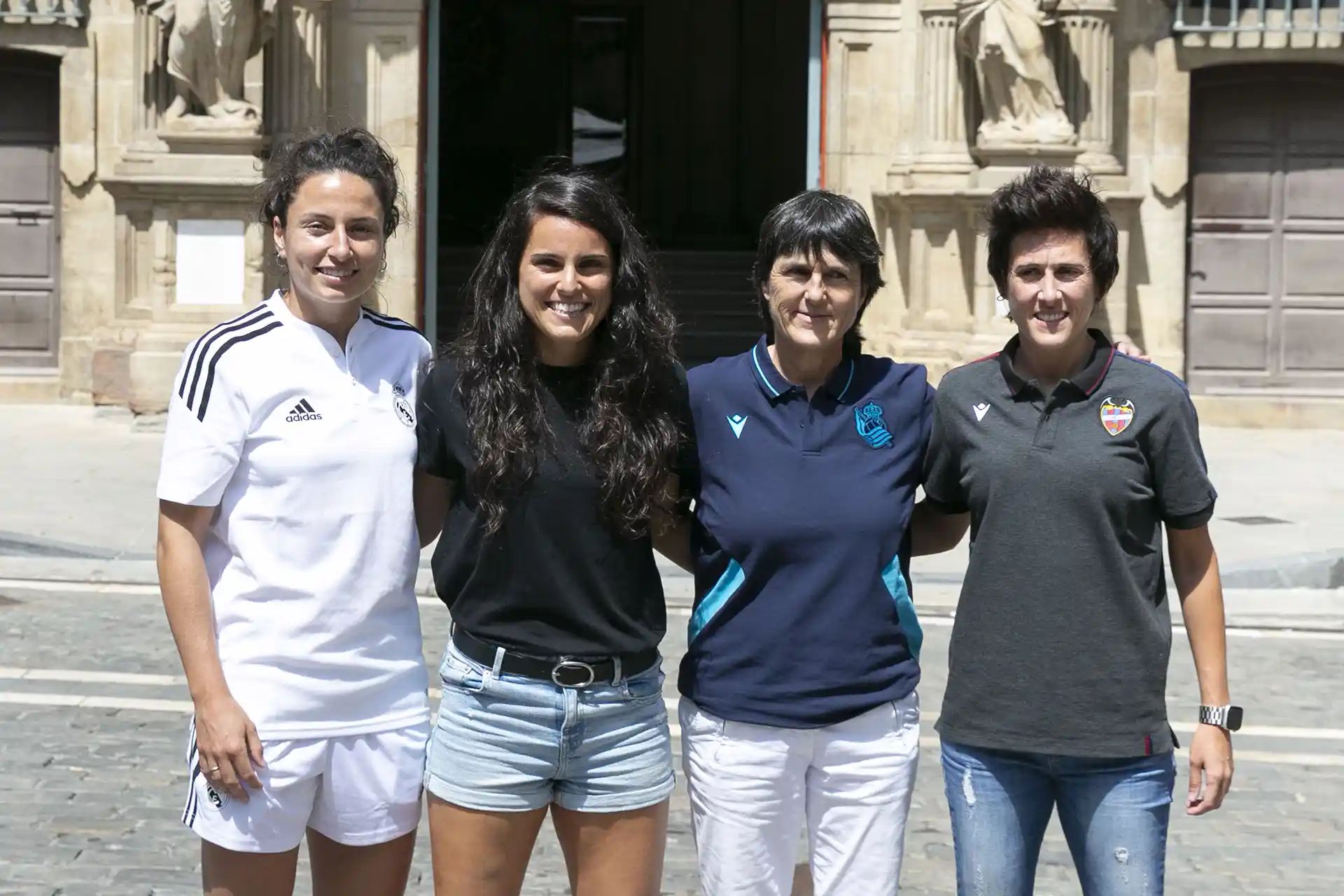 El Ayuntamiento recibe a la organización y a los equipos participantes en la Copa Sentimiento, torneo de fútbol femenino que acoge Pamplona este fin de semana