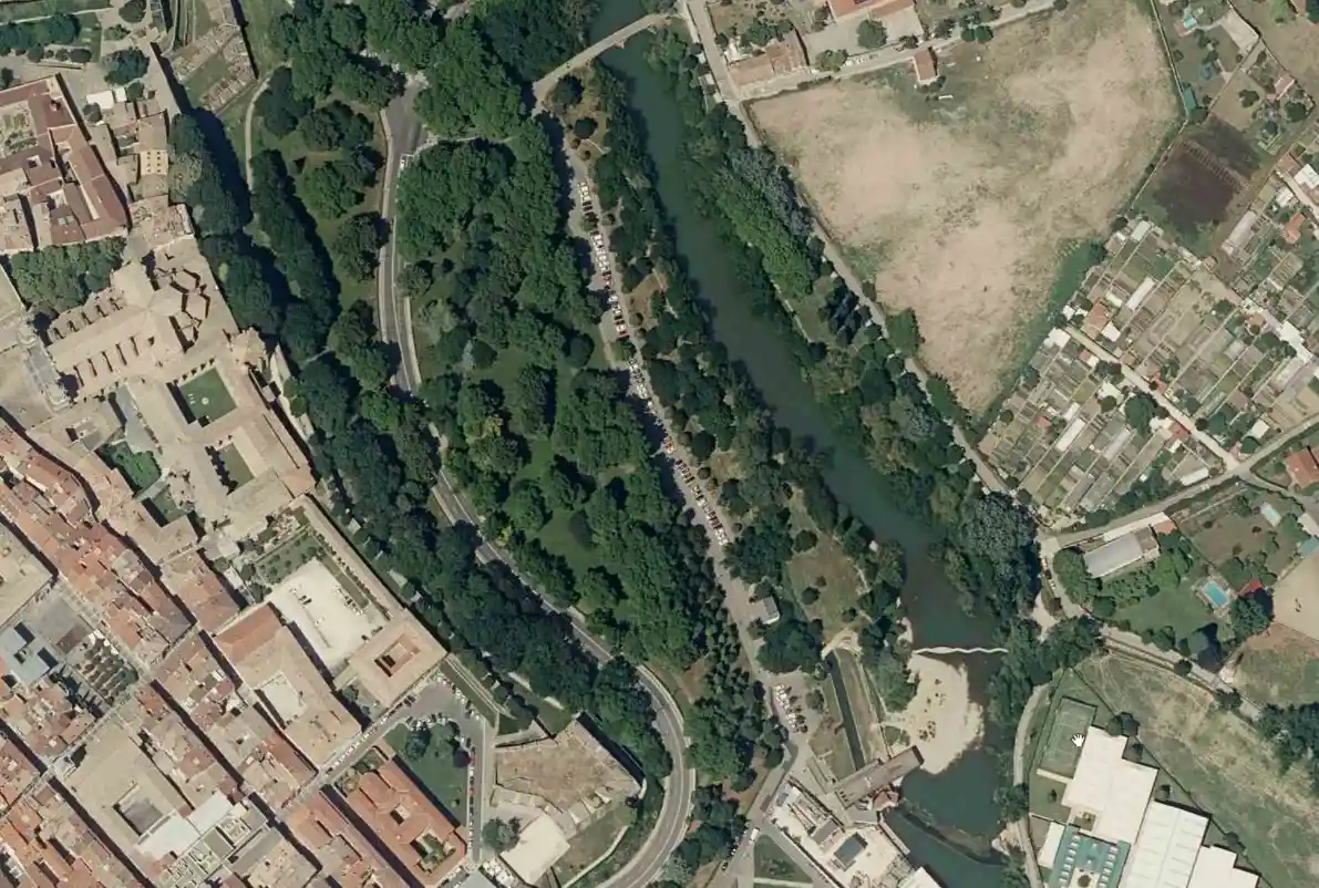 El jueves 13 entran en vigor las 100 nuevas plazas de aparcamiento regulado en la Magdalena, 10 azules en el camino de Burlada y 90 naranjas en la playa de Caparroso