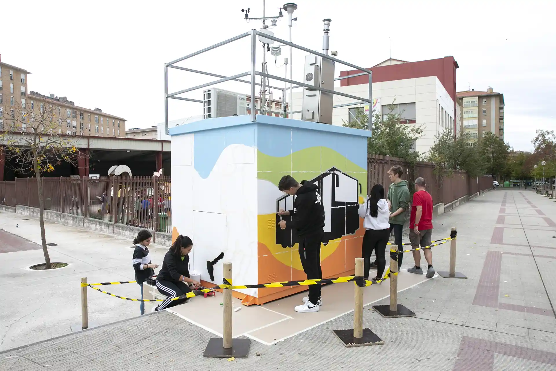 Alumnado de 3º y 4º de la ESO del colegio la Compasión-Escolapios decoran la cabina de medición de la calidad del aire, dentro de una propuesta de sensibilización ambiental