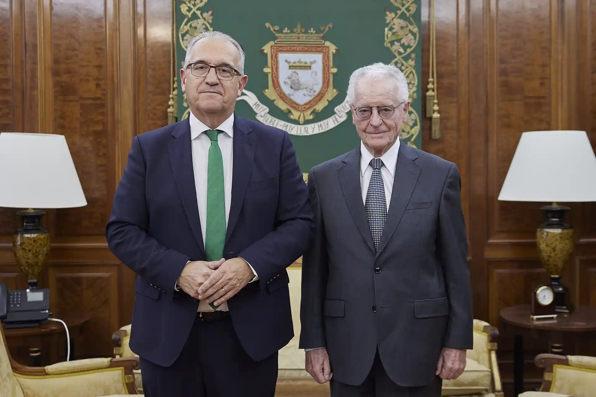 El alcalde Enrique Maya recibe la visita de Andrés Vallejo, embajador de Ecuador en España